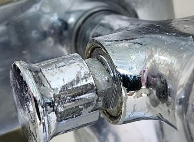 Nhà vệ sinh bám bẩn, mẹ đảm chỉ cách làm sạch tường gạch, vách tắm kính, vòi inox bằng 1 nguyên liệu rẻ tiền