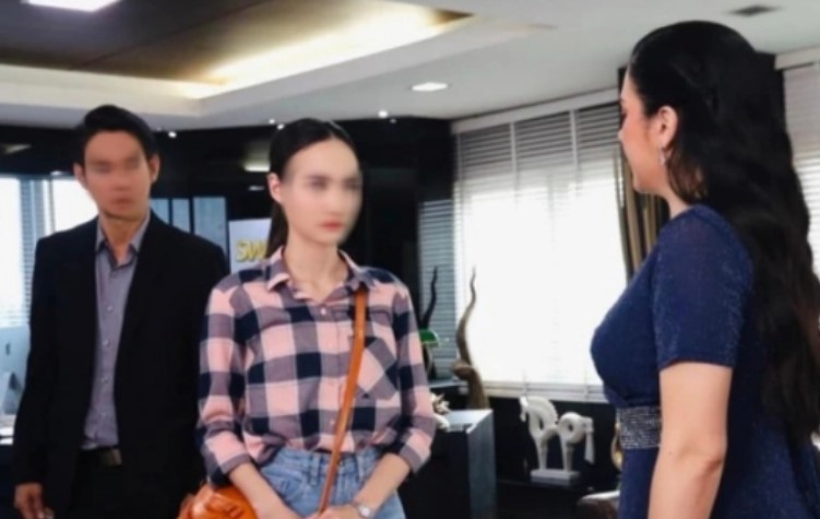 Trong bữa cơm tối, mẹ tôi đặt vỉ thuốc tránh thai lên bàn, tức giận đuổi vợ chồng anh trai ra ở riêng