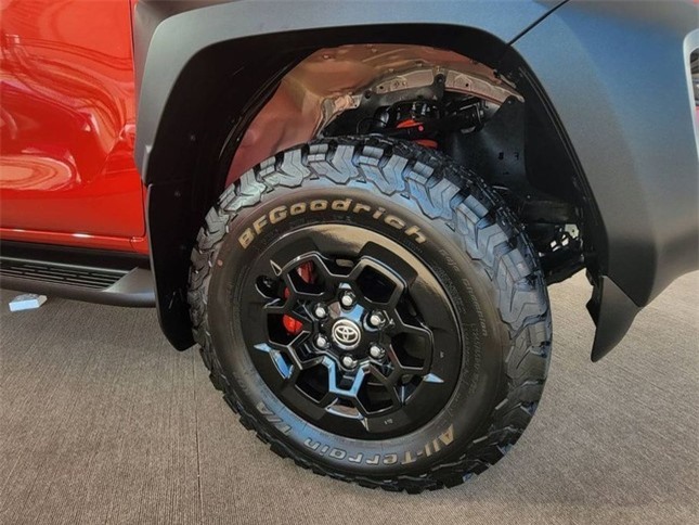 Biến thể Toyota Hilux phong cách xe đua cập bến Thái Lan ảnh 2