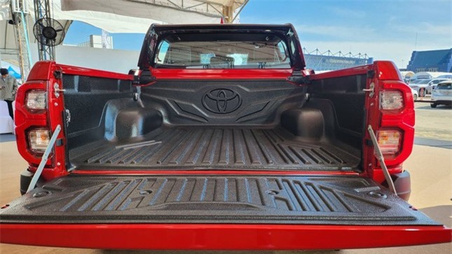 Biến thể Toyota Hilux phong cách xe đua cập bến Thái Lan ảnh 9