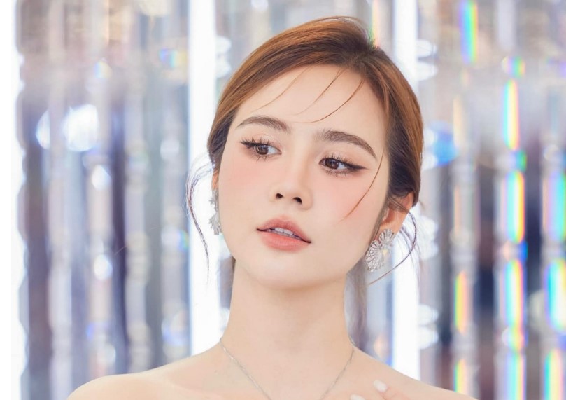 Diễn viên Phan Minh Huyền ghi điểm bởi thời trang gợi cảm, cá tính