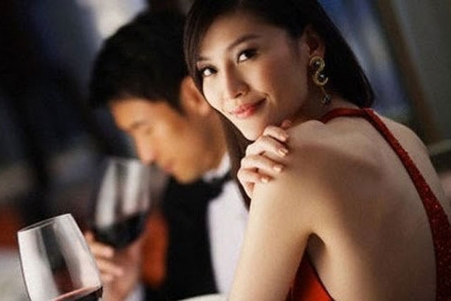 Bí mật chứa trong túi áo của chồng khiến vợ trẻ khóc nghẹn, cay đắng biết mình bị phản bội