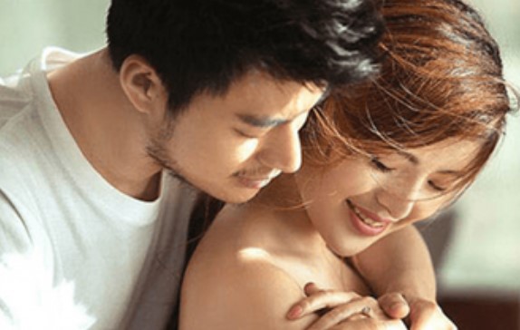 Lên phố huyện có việc, vợ chết lặng thấy chồng mình cùng bồ trẻ tình tứ ngay giữa chốn đông người