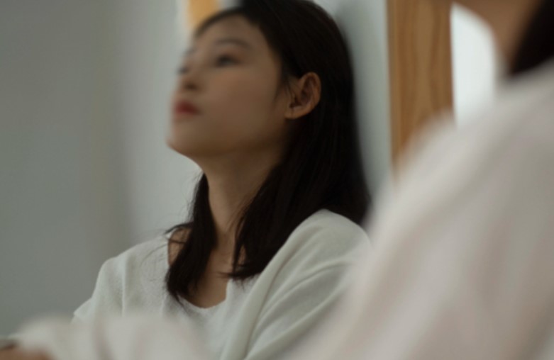 Đến nhà tôi chơi, chị chồng vào thẳng phòng ngủ rồi đưa cho cả túi vàng gom góp hơn chục năm qua