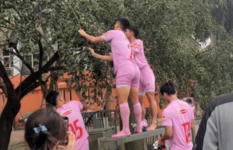 Hot boy đội tuyển Việt Nam hoá trẻ thơ vít cành hái táo sau buổi tập nhưng dân tình chỉ chú ý đến body cực phẩm