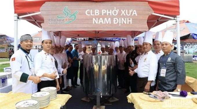 Các đầu bếp tham gia thực hiện nồi Phở khổng lồ (Nguồn ảnh: Báo Nhân Dân)