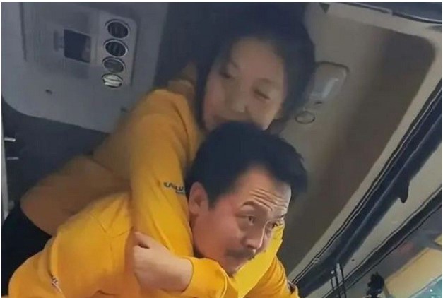 Chồng lái xe tải đưa vợ bị liệt đi làm suốt 4 năm: "Anh đi nhặt ve chai cũng sẽ chăm sóc em thật tốt!"