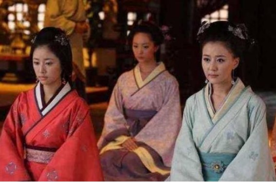 Tại sao phụ nữ thời xưa không mặc đồ lót mà khoác áo choàng? Bạn có thể không tin nếu biết lý do