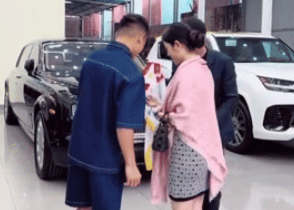 "Team qua đường" bắt gặp Quang Hải và Chu Thanh Huyền ở showroom ô tô, vóc dáng nàng WAG qua cam thường có còn cuốn hút như ảnh cưới?