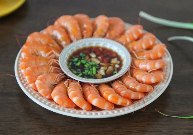 Tôm luộc kiểu này thơm ngon, không tanh, thịt ngọt lên màu đẹp