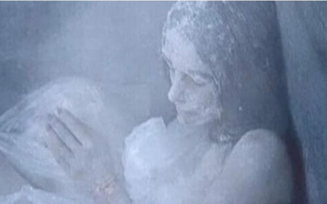 Tại sao những người chết cóng cởi bỏ trang phục mà vẫn nở nụ cười?