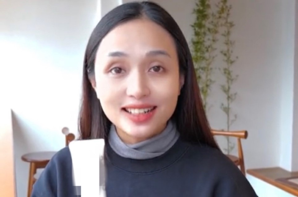 Tiểu thư nhà cựu chủ tịch CLB Sài Gòn bụng bầu vượt mặt vẫn bán hàng, hé lộ thời điểm sinh con thứ hai cho Văn Quyết