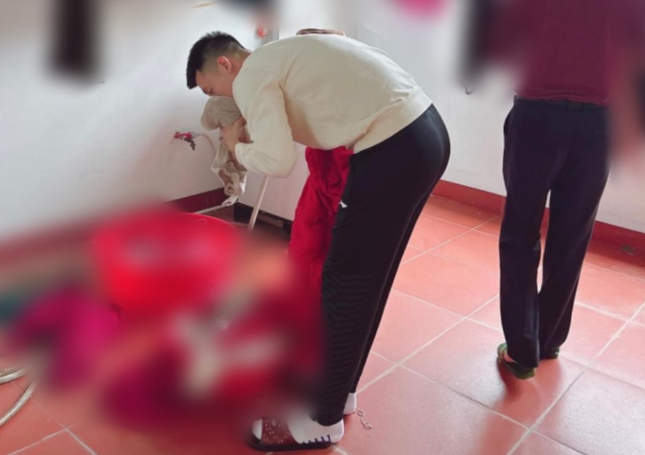 Tiền vệ đội tuyển Việt Nam trên sân là "nam thần" của bao fan nữ, khi về nhà nấu ăn, rửa bát, giặt đồ vợ chẳng phải nhúng tay