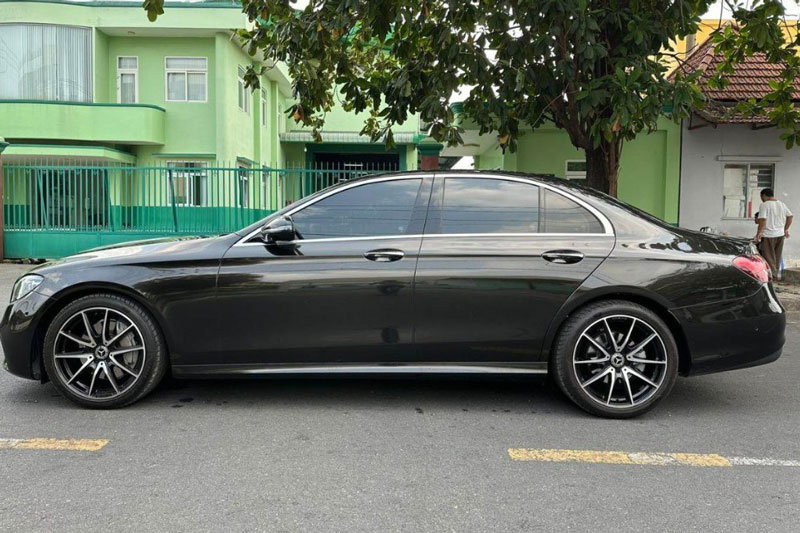 Sử dụng 3 năm, Mercedes-Benz E300 AMG được rao bán ‘lỗ’ ngang một chiếc Hyundai Santa Fe