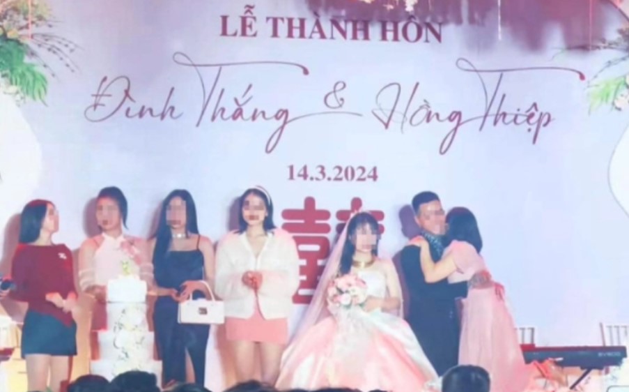 Độc lạ Hà Nam: Cô dâu tươi như hoa nhìn dàn người yêu cũ lên sân khấu ôm tạm biệt chú rể