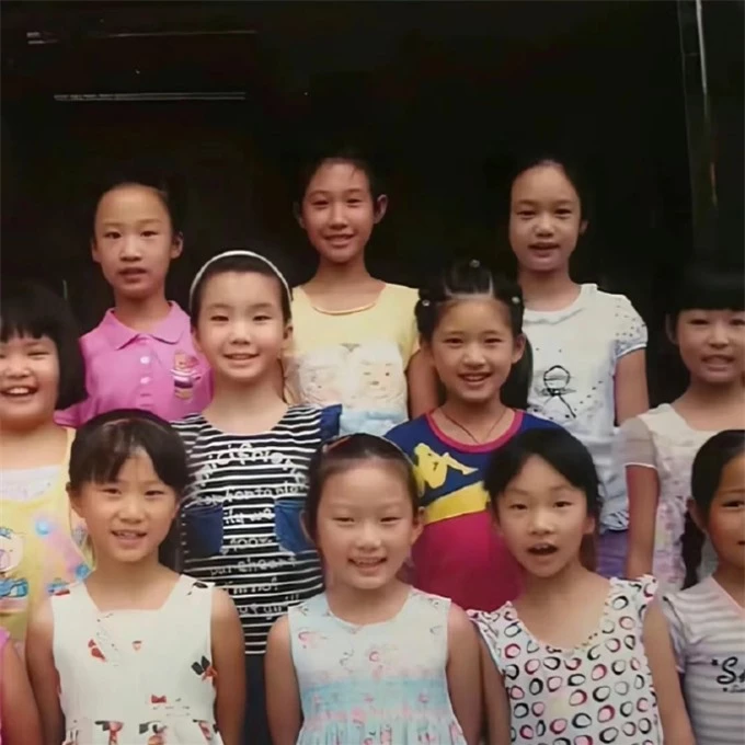 Netizen đào lại loạt ảnh thời đi học của Triệu Lộ Tư: Hóa ra 
