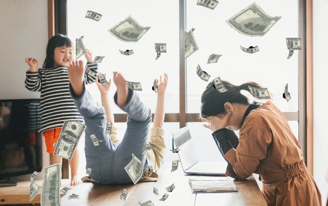 Chồng đưa hơn 300 triệu mỗi tháng yêu cầu ở nhà chăm con, người mẹ tức giận nói 1 câu đi vào lòng người