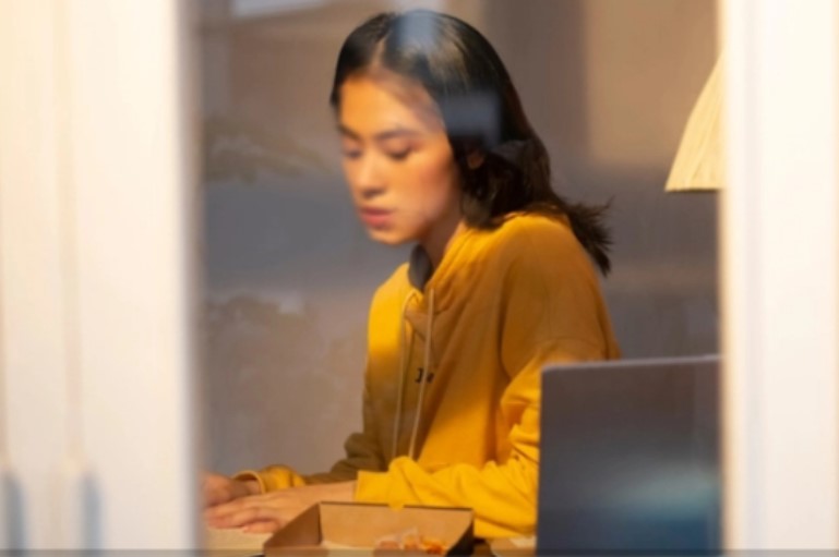 Vừa nghe con gái kêu than vài câu, bố mẹ chồng tôi đã vội rút hết tiền dưỡng già cho luôn