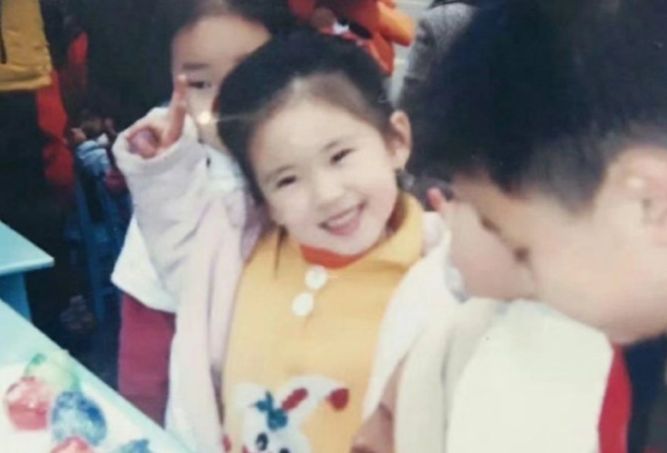 Netizen đào lại loạt ảnh thời đi học của Triệu Lộ Tư: Hóa ra "ngoan - xinh - yêu" từ bé, đã thế còn giỏi kinh doanh