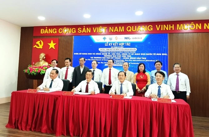 Bộ trưởng Bộ KH&CN Huỳnh Thành Đạt, lãnh đạo thành phố Cần Thơ và các đại biểu chứng kiến buổi lễ ký kết th