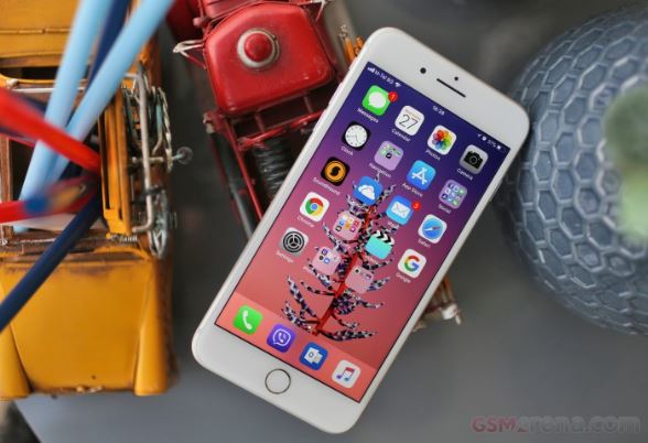 iPhone 8 Plus vẫn được dùng nhiều, đại lý Việt bán rẻ như cho, huyền thoại về sự bền bỉ của Apple