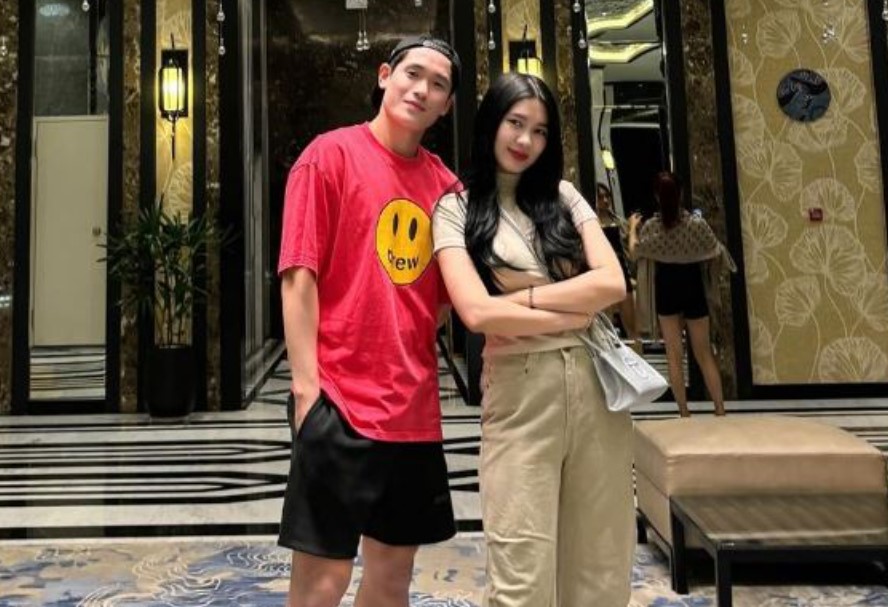 Vợ trung vệ điển trai nhất nhì Việt Nam phải đi viện kiểm tra vì stress, có chuyện gì đây?