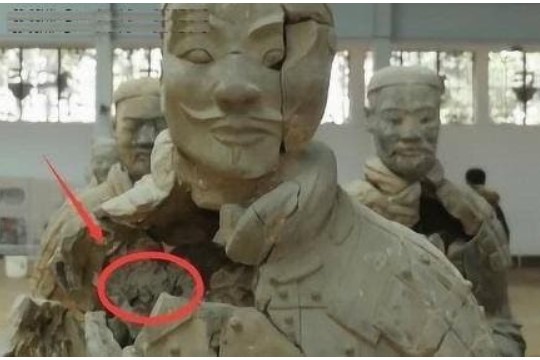 Đội quân đất nung ở lăng mộ Tần Thủy Hoàng có thực sự được tạo ra từ cơ thể người sống? Sau khi một chiến binh đất nung bị nứt ra, bí ẩn đã được giải đáp