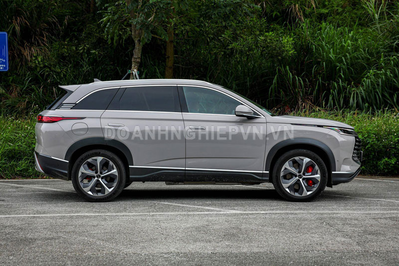 SUV dài hơn 4,8 mét, công suất 401 mã lực, tiêu thụ 1,62 lít xăng/100 km, giá gần 590 triệu đồng