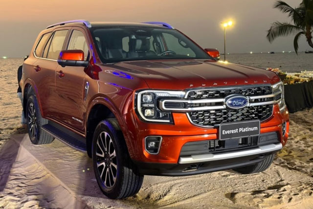 Cận cảnh Ford Everest Platinum tại Việt Nam: Trang bị hàng đầu phân khúc, giá dự kiến 1,509 tỷ đồng