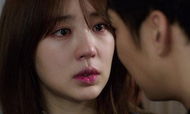 Đi làm về, tôi sửng sốt khi thấy một cô gái lạ bụng bầu vượt mặt đang ngồi trước mặt bố mẹ tôi khóc lóc cầu xin giúp đỡ