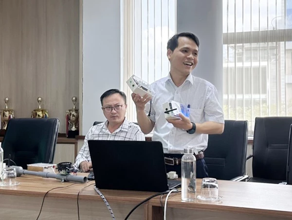 Kỹ sư Lê Vũ Huy trình bày sáng kiến “Ứng dụng các thiết bị IoT trong công tác chống thất thoát nước”.