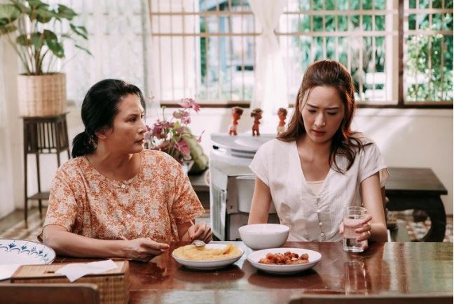 Mẹ đòi được trả lương 6 triệu/tháng, vợ tôi đưa ra một thứ khiến bà bật khóc nhận sai