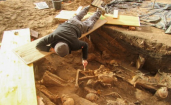 Đức: Khai quật ngôi mộ tập thể chứa gần 1.000 thi thể từ đại dịch 'Cái Chết Đen'