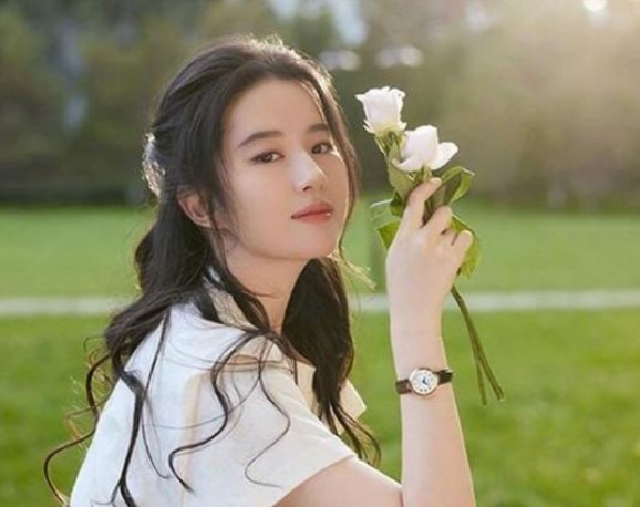 Trong 10 sao nữ Hoa ngữ, 'Bạch nguyệt quang' trong tâm trí bạn là ai? Netizen: Chỉ có trẻ con mới đưa ra lựa chọn