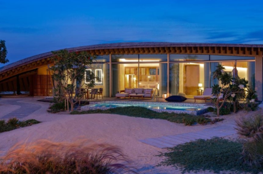 Ronaldo khoe hình tại khu nghỉ dưỡng có giá 175 triệu/đêm, fan sốc khi thấy đôi chân biến dạng của CR7