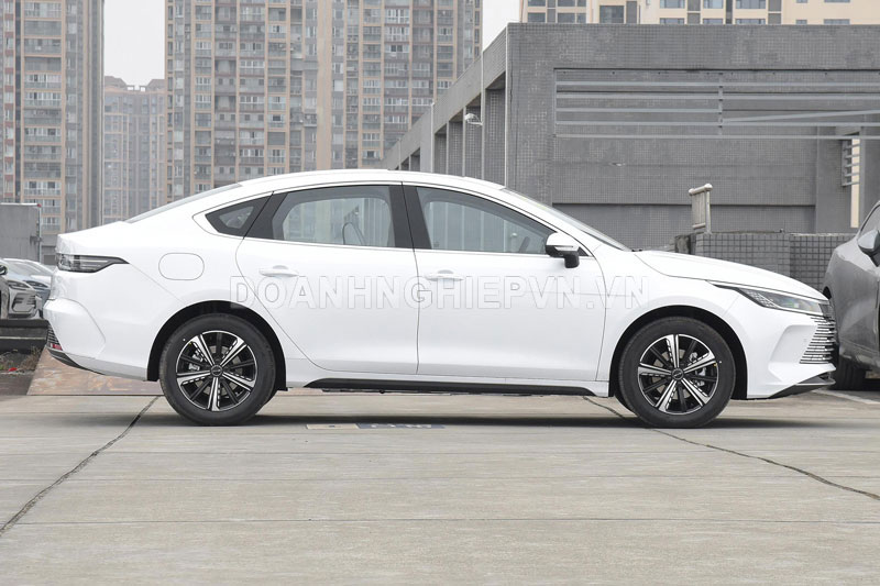 Xe sedan dài gần 4,8 mét, công suất 197 mã lực, tiết kiệm xăng hơn xe máy, giá ‘hạt dẻ’