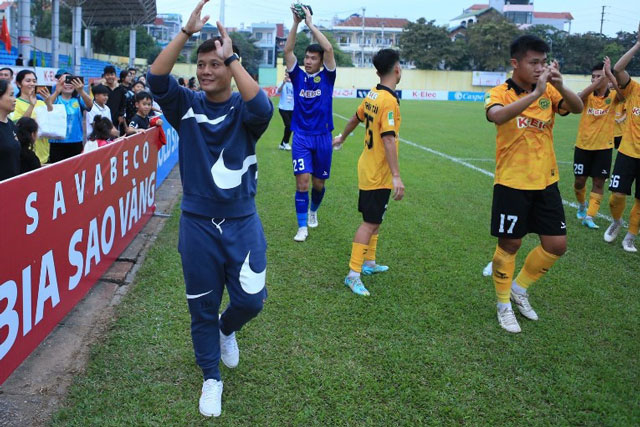 CLB CAHN bất ngờ công bố "bom tấn" song hành cùng HLV Kiatisak