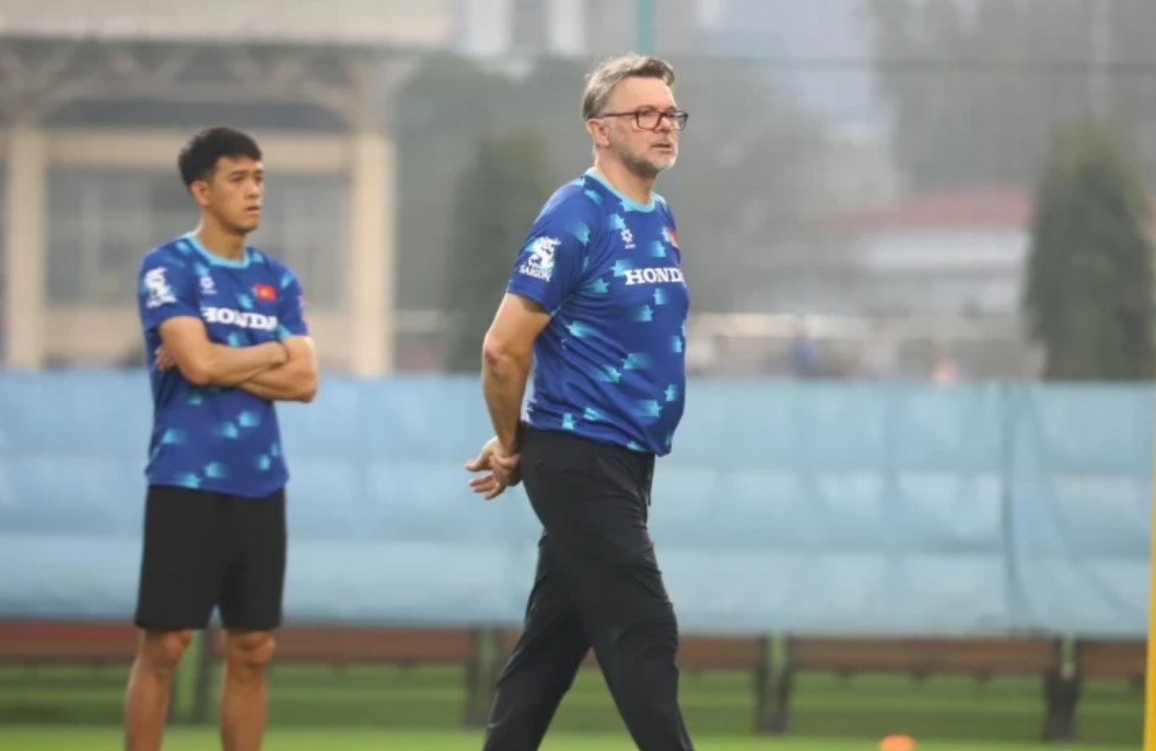 HLV Troussier ra quy định khắt khe ngay khi ĐT Việt Nam vừa đến Indonesia