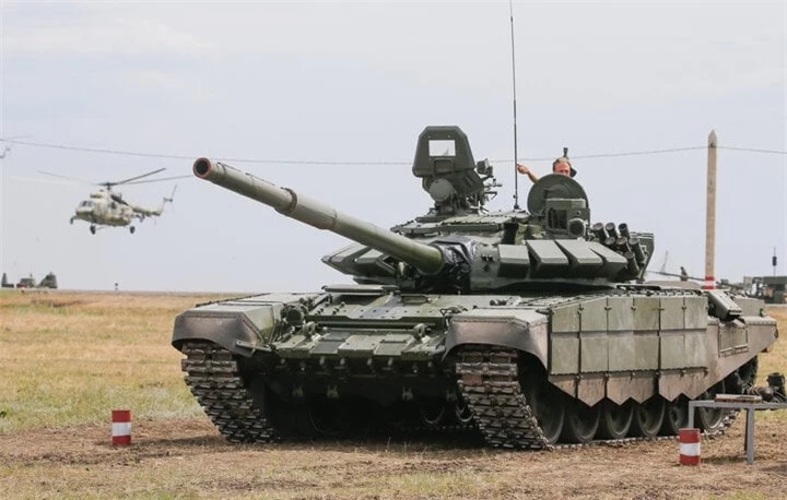 Những nâng cấp của quân đội Nga dành cho T-72 đã giúp dòng xe tăng này có thể đánh bại M1 Abrams trên chiến trương Ukraine. (Ảnh: TASS)