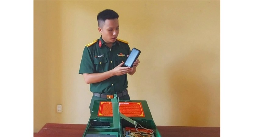 Thượng úy Phan Thanh Diễn giới thiệu “Hộp báo thao trường đa năng sử dụng pin năng lượng mặt trời”. Ảnh: V.H Thượng úy Phan Thanh Diễn giới thiệu “Hộp báo thao trường đa năng sử dụng pin năng lượng mặt trời”. Ảnh: V.H