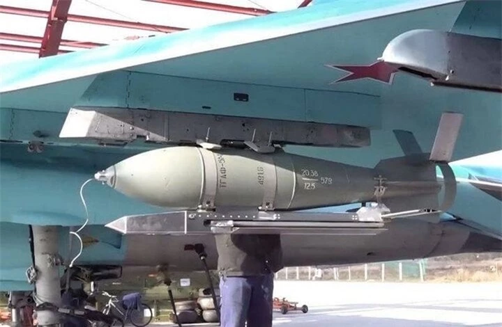 Một quả bom lượn gắn trên máy bay Su-34.