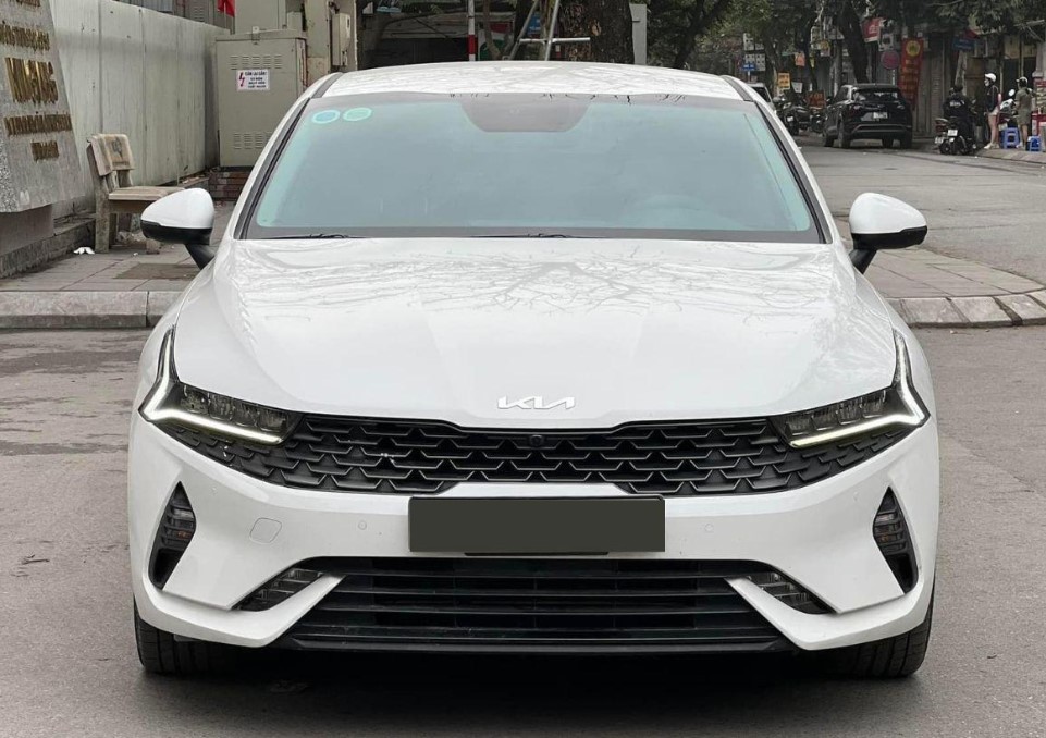 Kia K5 lăn bánh 1 năm rao bán với giá ngang Honda Civic