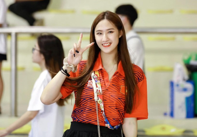 Cô gái bán lạp xưởng gây xôn xao khi treo 51 tấm huy chương trước cửa nhà, thì ra là hotgirl nhảy cầu