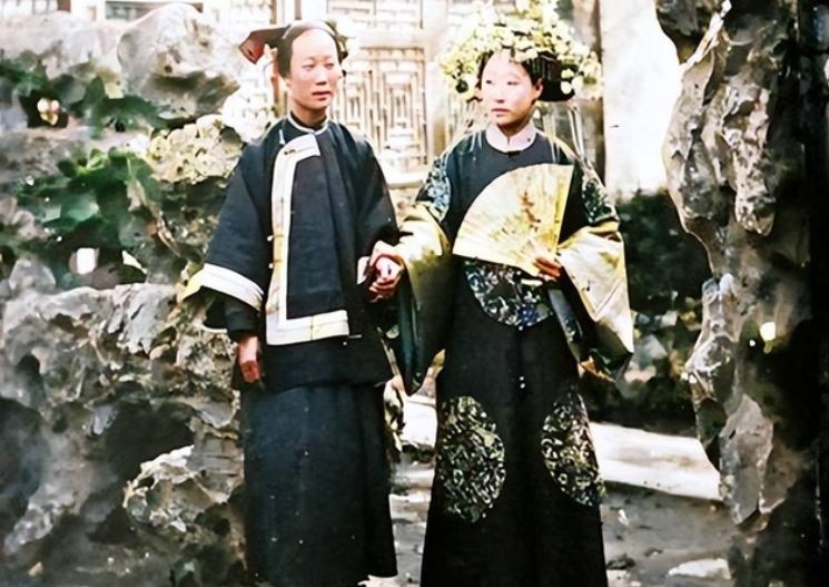 Thêm màu vào bộ ảnh cũ chụp phụ nữ thời Mãn Thanh, phát hiện một sự thật: Chỉ người giàu mới thích bó chân!