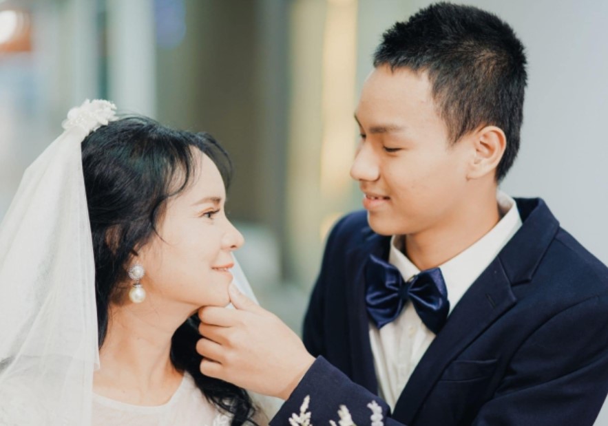 Lấy chồng kém 40 tuổi, cô dâu 60 có cuộc "lột xác" biến đổi nhan sắc bất ngờ