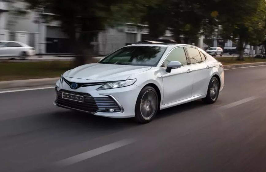 Bán chưa nổi 100 xe, Toyota Camry vẫn tiếp tục bỏ xa các đối thủ