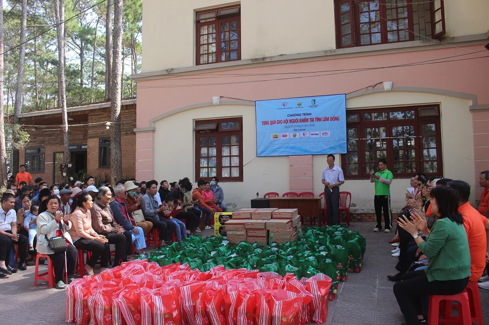 Các doanh nghiệp thăm và tặng quà chia sẻ yêu thương với Hội Người mù tỉnh Lâm Đồng.