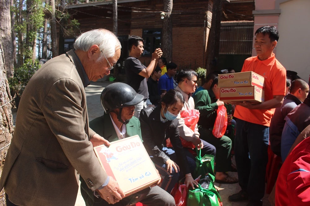 Ông Đinh Minh Quý - Chủ tịch Hiệp hội Doanh nghiệp tỉnh Lâm Đồng, trao quà cho người yếu thế.