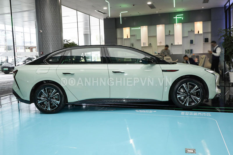 Xe điện công suất 619 mã lực, di chuyển 820 km/lần sạc, giá từ 750 triệu đồng