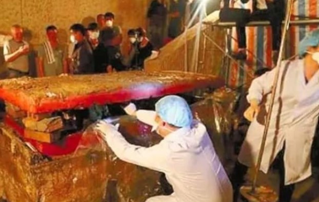 Người phụ nữ ngất xỉu khi sinh con, tưởng nhầm đã chết và bị chôn trong quan tài, 200 năm sau quan tài được mở ra chứng kiến cảnh tượng bi thảm